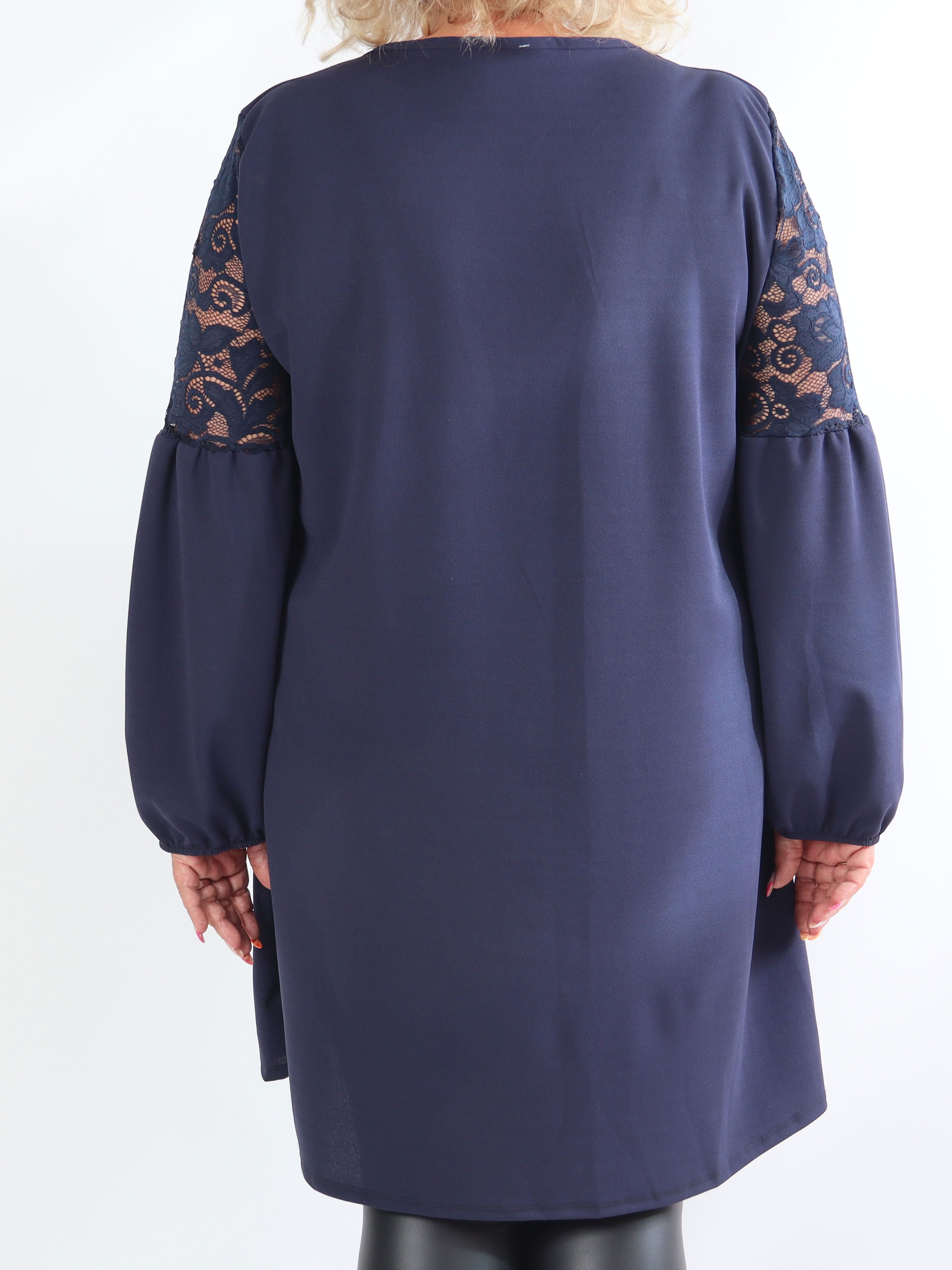 Romance - Fin plus size kjole med blondeærmer